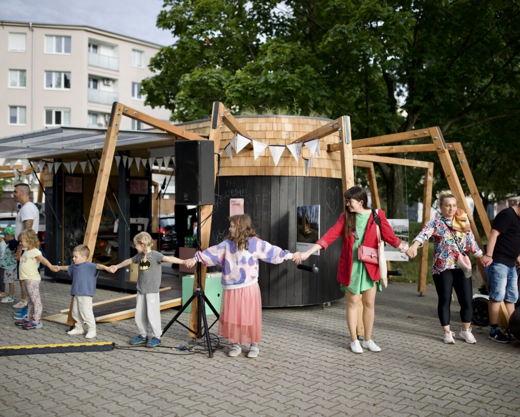 Pavilón na hranie: Krochkajúca cesta okolo sveta
